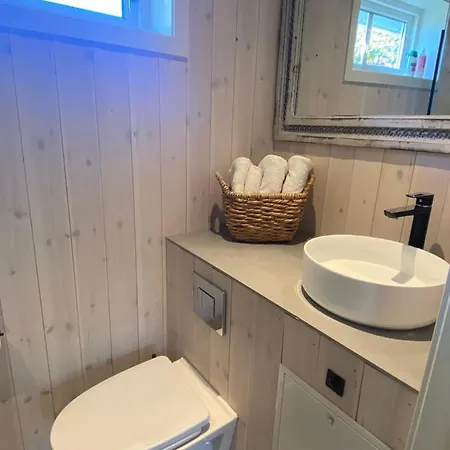 Charming Guesthouse Near City Centre - Free Parking, Ev Char