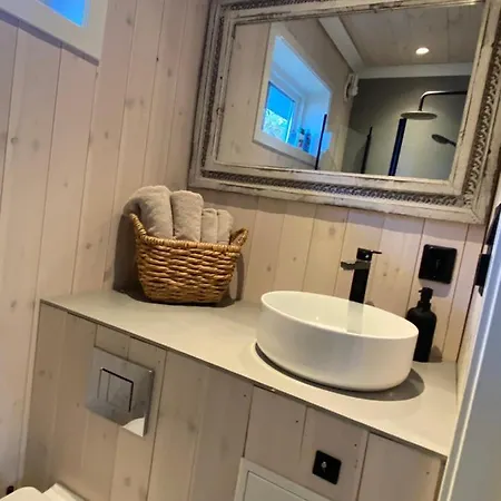 Charming Guesthouse Near City Centre - Free Parking, Ev Char דירה