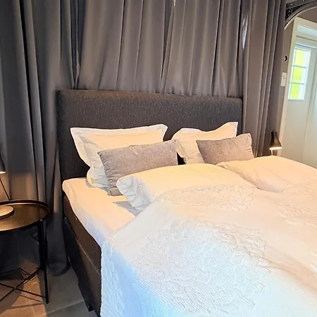 Charming Near Centre - Free Parking, Ev Station Available *