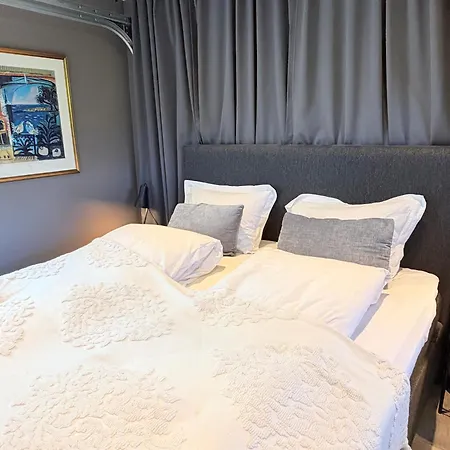 Charming Guesthouse Near City Centre - Free Parking, Ev Char דירה
