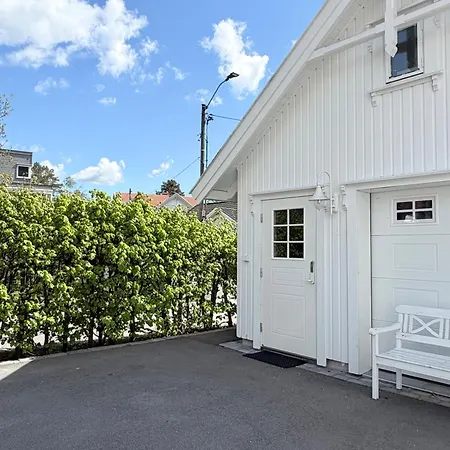 Charming Guesthouse Near City Centre - Free Parking, Ev Char דירה