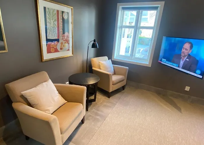 Charming Near Center - Parking Available Lägenhet